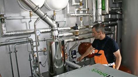 Nach dem Vorbild der Frankenwaldhalle Grafengehaig denkt der Markt Presseck über ein Blockheizkraftwerk in der Schule nach.  Foto: BR-Archiv