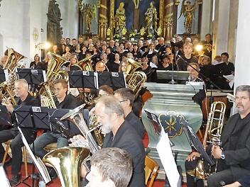 Die"Big Breath Brass Band B4" der Kreismusikschule Rhön-Grabeld, der Gospelchor Spirit of Joy aus Hohenroth und die Chorgemeinschaft "La Musica" aus Eichelsdorf präsentierten "Die Legende des Heiligen Kilian" in der Klosterkirche am Kreuzberg. Foto: Marion Eckert
