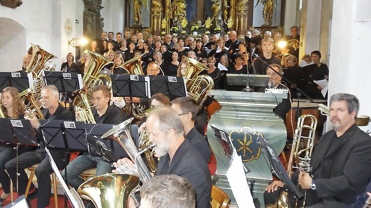 Die"Big Breath Brass Band B4" der Kreismusikschule Rhön-Grabeld, der Gospelchor Spirit of Joy aus Hohenroth und die Chorgemeinschaft "La Musica" aus Eichelsdorf präsentierten "Die Legende des Heiligen Kilian" in der Klosterkirche am Kreuzberg. Foto: Marion Eckert