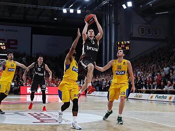 Hier versuchen Victor Rudd (l.) und Guy Pnini vergeblich, den in der zweiten Halbzeit überragenden Janis Strelnieks zu stoppen. Fotos: Daniel Löb
