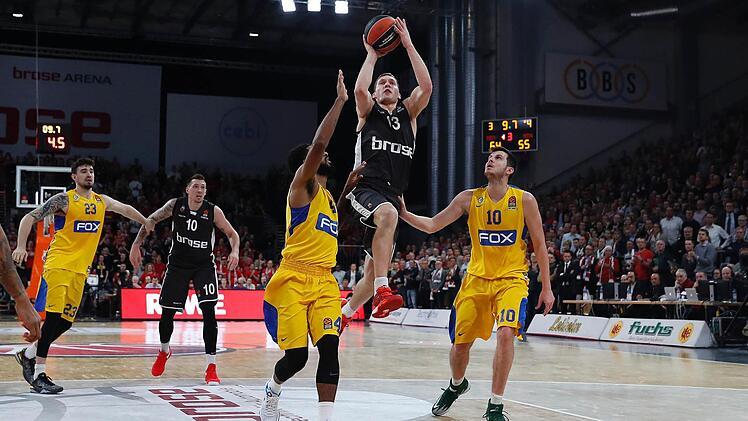 Hier versuchen Victor Rudd (l.) und Guy Pnini vergeblich, den in der zweiten Halbzeit überragenden Janis Strelnieks zu stoppen. Fotos: Daniel Löb