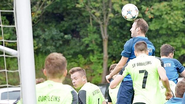 H&ouml;her als alle anderen stieg der Lettenreuther Kapit&auml;n Florian Eberth zum Kopfball und schaffte so den Ausgleich. Foto: Gunther Czepera
