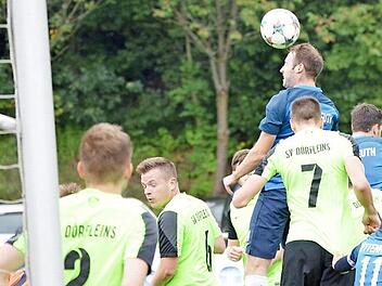 H&ouml;her als alle anderen stieg der Lettenreuther Kapit&auml;n Florian Eberth zum Kopfball und schaffte so den Ausgleich. Foto: Gunther Czepera