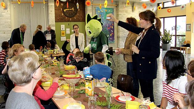 Ern&auml;hrungsberaterin Dagmar Herzin (stehend rechts) und das AOK-Maskottchen Jolinchen brachten den Kindern die Vorz&uuml;ge eines gesunden Fr&uuml;hst&uuml;cks n&auml;her.Richard S&auml;nger
