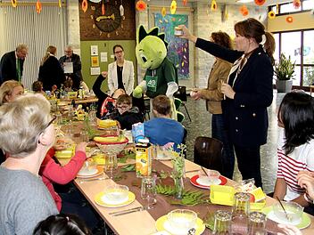 Ernährungsberaterin Dagmar Herzin (stehend rechts) und das AOK-Maskottchen Jolinchen brachten den Kindern die Vorzüge eines gesunden Frühstücks näher.Richard Sänger