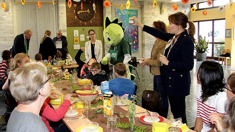 Ernährungsberaterin Dagmar Herzin (stehend rechts) und das AOK-Maskottchen Jolinchen brachten den Kindern die Vorzüge eines gesunden Frühstücks näher.Richard Sänger