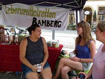 Heide Laracuente Rodriguez (links) informierte über die Lebensmittelretter "foodsharing Bamberg"