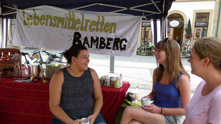 Heide Laracuente Rodriguez (links) informierte über die Lebensmittelretter "foodsharing Bamberg"