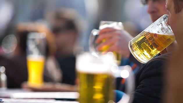 Bierexperten sagen: Für echte Genießer ist das Bier aus dem Krug Tabu. Symbolfoto: Frank Rumpenhorst/dpa
