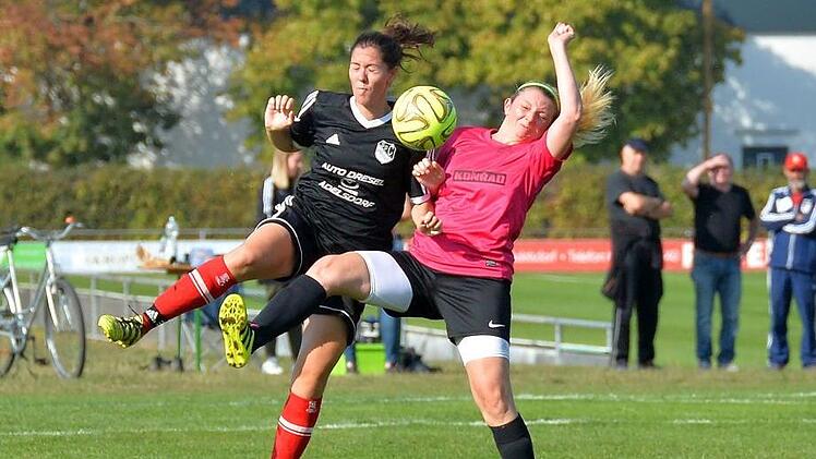 Im Bezirksliga-Derby gegen Adelsdorf (li. Alexandra Riedelmeier) scheute die SpVgg Effeltrich um Christine Schrott keine Zweikämpfe und setzte sich verdient mit 2:0 durch.  Foto: Picturedreams