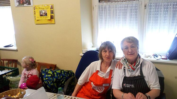 Rosi Wirth (links) und Anna Adler  helfen Menschen bei der Tafel. Foto: Fabio Cavallini