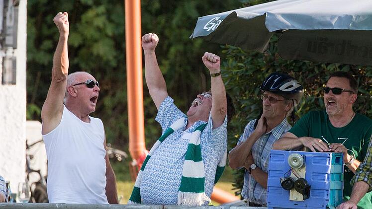 Abpfiff und Friesens erster Heimsieg ist perfekt. M&auml;zen Josef Geiger (mit Fan-Schal) kann das richtig feiern.
