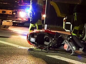 Ein schwerer Unfall auf der Staatsstra&szlig;e 2307 bei Bessenbach hat am Mittwoch einen Toten gefordert. Ein 23-J&auml;hriger verstarb noch an der Unfallstelle. Foto: News5