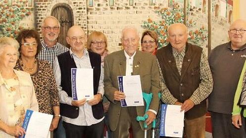 Bei der Hauptversammlung zeichneten VdK-Kreisverbandsvorsitzende Susann Biedefeld (links) und der scheidende Vorsitzende Jürgen Peschel (rechts) viele langjährige Mitglieder mit Urkunden, Präsentkörben und Treuenadeln aus.  Fotos: Michael Stelzner