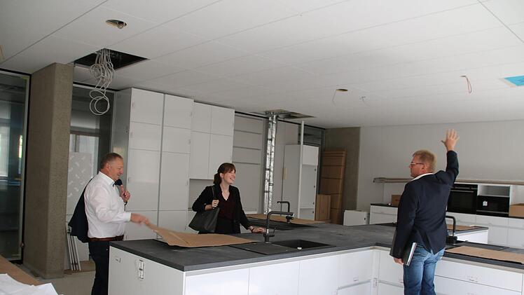 Modernste Technik in den Lehrküchen. Dunstabzugshauben werden nicht benötigt. Foto: Thomas Malz