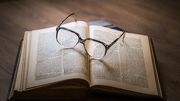 Omas Mythos: Schadet Lesen bei schlechtem Licht den Augen?