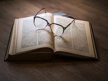 Omas Mythos: Schadet Lesen bei schlechtem Licht den Augen?