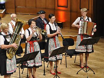 Die "Kaufmannsware" ist eine musikalische Familienbande, die kein Blatt vor den Mund nimmt. Edith Hüttner (Tuba), Angelika Enders (Trompete), Theresa Seiffert (Klarinette) und Ilona Zirkelbach (Akkordeon) bieten Mundartgesang mit frechen Texten und Musik aus eigener Feder sowie fränkische Volksmusik (von links).