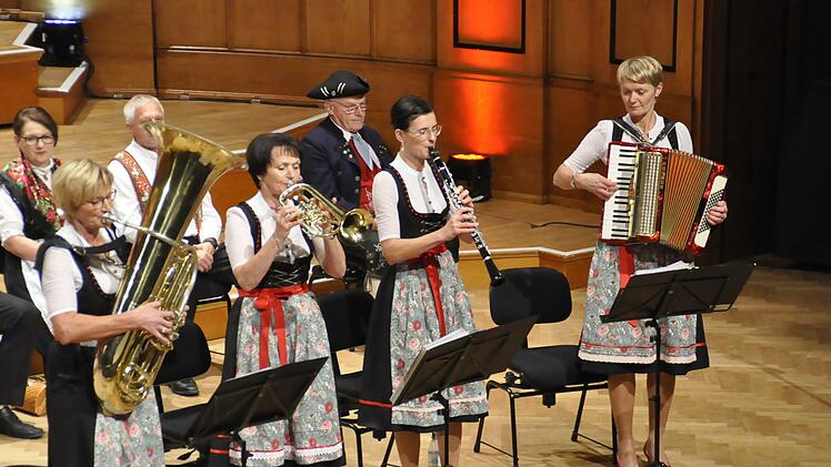 Die "Kaufmannsware" ist eine musikalische Familienbande, die kein Blatt vor den Mund nimmt. Edith Hüttner (Tuba), Angelika Enders (Trompete), Theresa Seiffert (Klarinette) und Ilona Zirkelbach (Akkordeon) bieten Mundartgesang mit frechen Texten und Musik aus eigener Feder sowie fränkische Volksmusik (von links).