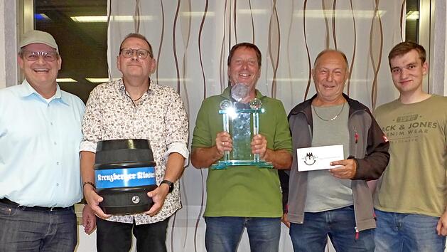Vorsitzender Michael Wimmel (von links) hat die Siegerehrung beim Vereins- und Firmenschie&szlig;en &uuml;bernommen: Herbert Pfrang, Olli Wehner und Wolfgang Neder nahmen die Preise entgegen. Standleiter Phillip Metz gratulierte.