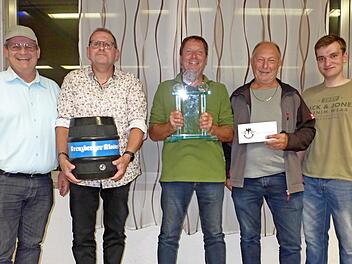Vorsitzender Michael Wimmel (von links) hat die Siegerehrung beim Vereins- und Firmenschießen übernommen: Herbert Pfrang, Olli Wehner und Wolfgang Neder nahmen die Preise entgegen. Standleiter Phillip Metz gratulierte.