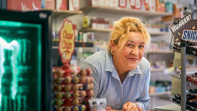 F&uuml;r die Kundschaft in ihrer "Ballerbude" in Oer-Erkenschwick hat Kioskbetreiberin Naciye (46) immer ein offenes Ohr.