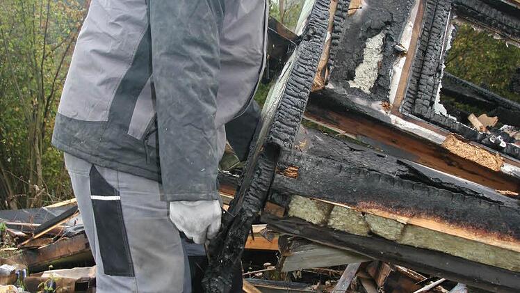 Blerim Dacaj und seine vierköpfige Truppe wollen die Brandstätte komplett räumen, den Müll in Container füllen.
