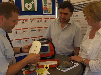 "Leben retten mit einem Defibrillator": Die Feuerwehr Ebenhausen verfügt über dieses Gerät, das 1. Kommandant Sebastian Wetzel (links) auf unserem Foto Elisabeth Mehn und Johannes Kessler erklärt. Fotos: Stefan Geiger