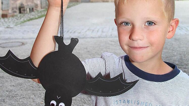 Philipp Wöß ist stolz auf seinen selbst gebastelten Fledermaushampelmann. Er lässt sich auch kopfüber aufhängen, "denn schließlich schlafen die Tiere mit dem Kopf nach unten". Fotos: Sonja Adam