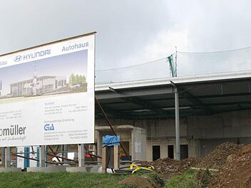 Der Rohbau steht - bis Mai 2014 soll das neue Autohaus auf der Grenze zwischen Coburg und Dörfles-Esbach fertig sein. Foto: Ulrike Nauer