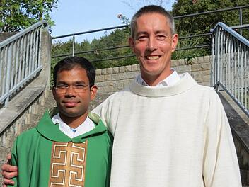 Pfarrer P. Sony Kochumalayil (links) freut sich auf die Zusammenarbeit mit Pastoralreferent Dirk Rudolph (rechts). Foto: D. Bauer