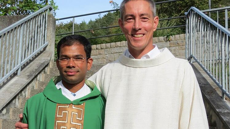 Pfarrer P. Sony Kochumalayil (links) freut sich auf die Zusammenarbeit mit Pastoralreferent Dirk Rudolph (rechts). Foto: D. Bauer