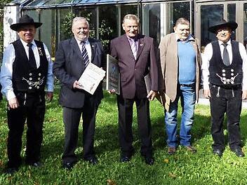Das neue Ehrenmitglied der Maurer- und Bauhandwerkerzunft, Erwin Pager (Mitte), eingerahmt (von links) vom Ersten Bürgermeister Thomas Söder, Ersten Vorsitzenden Erwin Schlauch und Wolfgang Böhmelt (15 Jahre) sowie (von rechts) vom Zweiten Bürgermeister Ludwig Wolf, Zweiten Vorsitzenden Manfred Koch und Georg Lenglein (25 Jahre). Auf dem Bild fehlen wegen Krankheit Hans Lorenz (40 Jahre) und Andreas Gleussner (50 Jahre). Foto: privat