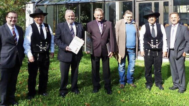 Das neue Ehrenmitglied der Maurer- und Bauhandwerkerzunft, Erwin Pager (Mitte), eingerahmt (von links) vom Ersten Bürgermeister Thomas Söder, Ersten Vorsitzenden Erwin Schlauch und Wolfgang Böhmelt (15 Jahre) sowie (von rechts) vom Zweiten Bürgermeister Ludwig Wolf, Zweiten Vorsitzenden Manfred Koch und Georg Lenglein (25 Jahre). Auf dem Bild fehlen wegen Krankheit Hans Lorenz (40 Jahre) und Andreas Gleussner (50 Jahre). Foto: privat