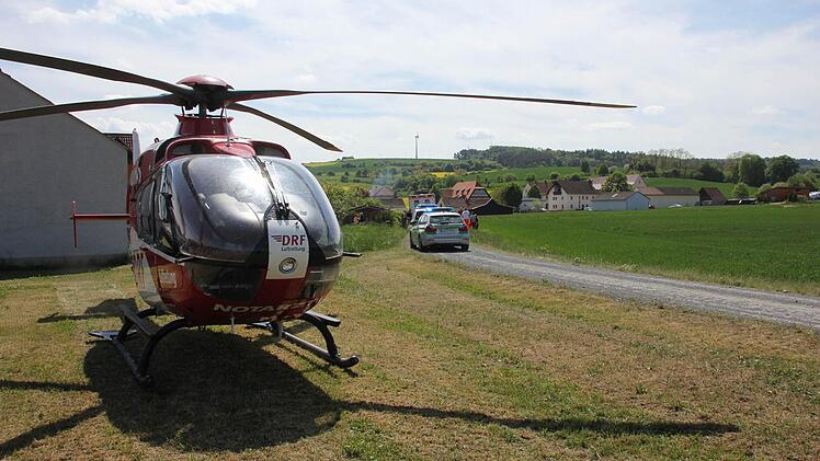 Aus Suhl kam der Rettungshubschrauber eingeflogen. Im Hintergrund wurde das Recheldorfer gefeiert.Foto: Ralf Kestel