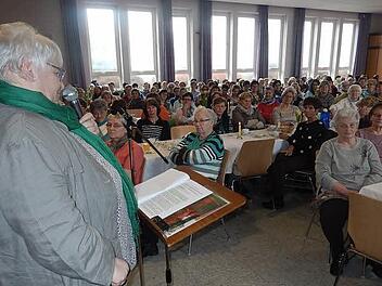 Christiane Burkart beim Oerlenbacher Frauenfr&uuml;hst&uuml;ck im voll besetzten Pfarrsaal. Foto: Daniela Feser