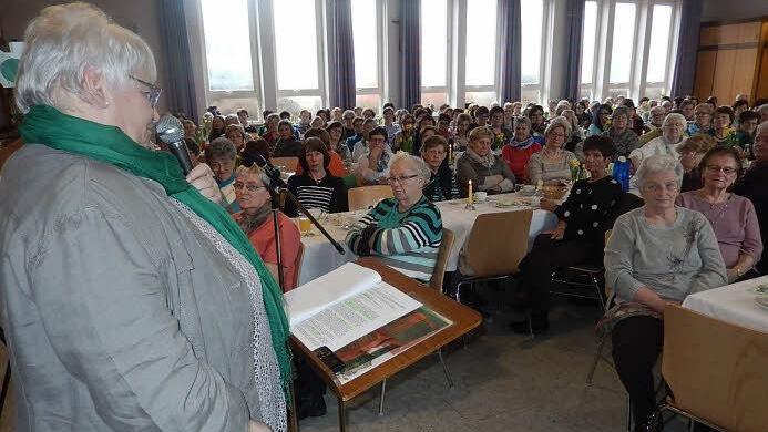 Christiane Burkart beim Oerlenbacher Frauenfr&uuml;hst&uuml;ck im voll besetzten Pfarrsaal. Foto: Daniela Feser