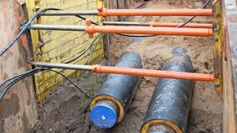 Mit einem Durchmesser von 50 Zentimetern werden die beiden Rohre verlegt. Kleinste Abweichungen durch alte Rohre oder Kabel erfordern, dass neue Verbindungsteile bestellt werden müssen.