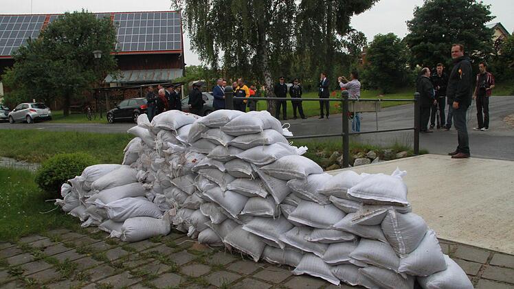 Sandsäcke in Prächting nach dem Hochwasser im Juni 2013 Archivfoto: Matthias Einwag