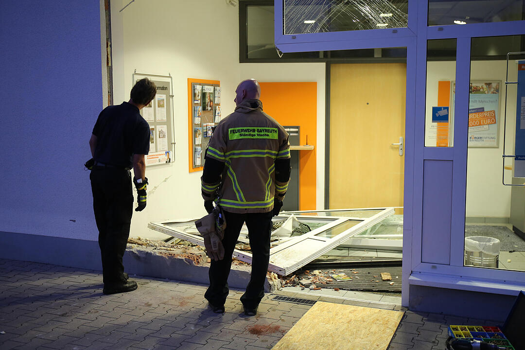 Unfall in Bayreuth: Auto kracht in Bank