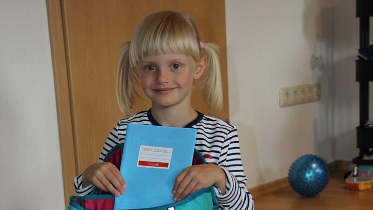 Büchertasche, Hefte, Mäppchen und ihre neuen Sportsachen - voller Stolz zeigt Mara ihre Ausstattung für die Schule.  Fotos: Lisa Kieslinger