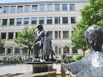 Die Figurengruppe des Schusterbrunnens soll vorübergehend einen neuen Standort am Kirchenplatz finden. Wenn das Rathaus (Hintergrund) abgerissen und neu gebaut ist, zieht das Herzogenauracher Symbol an seinen angestammten Platz im Schlosshof zurück.  Foto: Bernhard Panzer