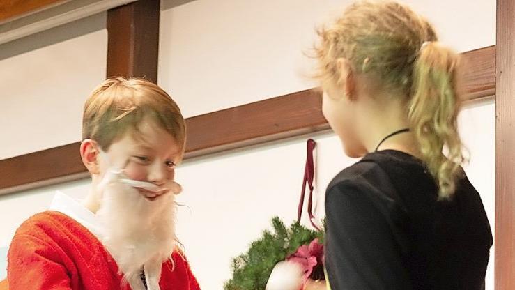 Die Melkendorfer Schule begeisterte mit dem Stück "Die Suche nach der Mütze", in dem ein schussliger Weihnachtsmann im Vorweihnachtsstress nicht nur Geschenke, sondern auch seine Kopfbedeckung verlegt. Die letztendlich erfolgreiche Suche nach dem guten Stück führt ihn unter anderem zu Indianern und Rappern.  Foto: Jürgen Valentin