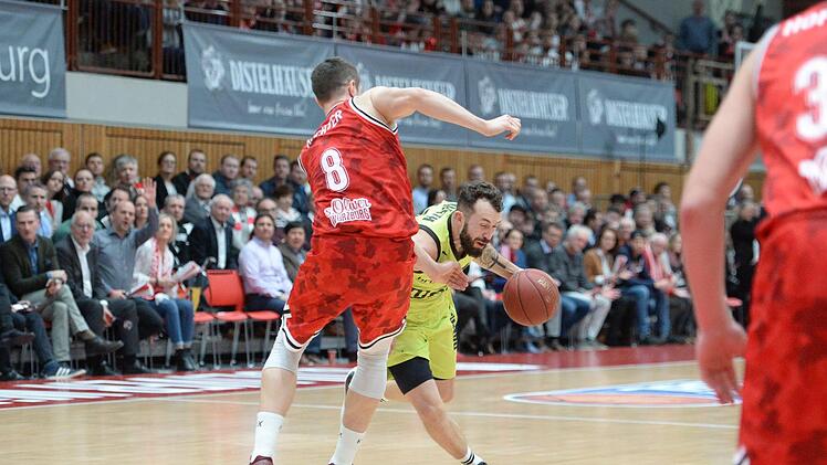 Bastian Doreth schlängelt sich um den Würzburger Johannes Richter herum. Foto: Peter Mularczyk