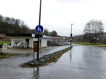 Auf dem viel frequentierten Fuß- und Radweg vom Bahnhof bis zum Badesee wünscht sich Horst Seiferth in Höhe der Sportanlage einen Abfallkorb für Hundekotbeutel, die sonst auf dem Spielfeld landen. Foto: Dieter Hübner
