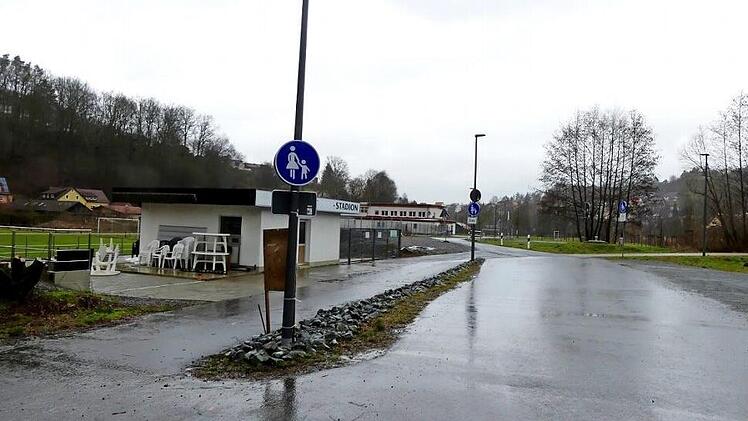 Auf dem viel frequentierten Fuß- und Radweg vom Bahnhof bis zum Badesee wünscht sich Horst Seiferth in Höhe der Sportanlage einen Abfallkorb für Hundekotbeutel, die sonst auf dem Spielfeld landen. Foto: Dieter Hübner