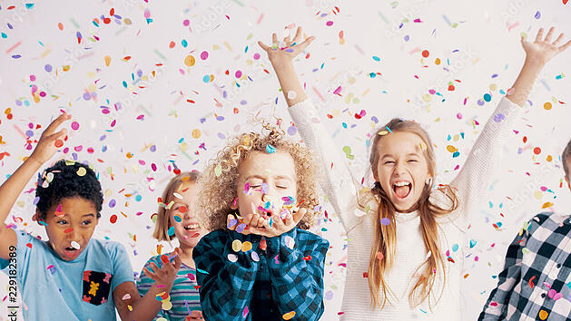 Kindergeburtstag Kinder feiern Party Geburtstag  Foto: AdobeStock: 206440830 / Photographee.eu