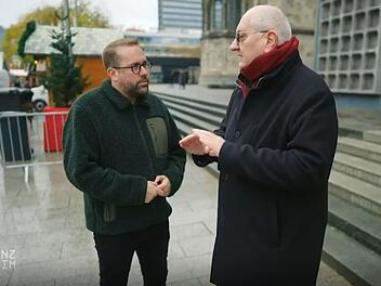 Paul Ronzheimer (links) trifft den Terror-&Uuml;berlebenden Gerhard Zawatzki am Berliner Breitscheidplatz.