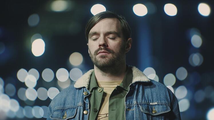 Roman (Bart Kelchtermans) ist als Kind durch einen Unfall erblindet. In R&uuml;ckblenden erf&auml;hrt man Details aus seiner Kindheit und seinem Heranwachsen, die ihn zu einem au&szlig;ergew&ouml;hnlichen "Zuh&ouml;rer" gemacht haben. "Blind Sherlock" ist neben einem Krimi auch ein bisschen Drama-Serie.