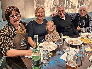 Sonja Schr&uuml;fer,Schwiegertochter Bettina, Enkelin Marie, Sohn Martin und Ehemann Rainer Schr&uuml;fer. TVO